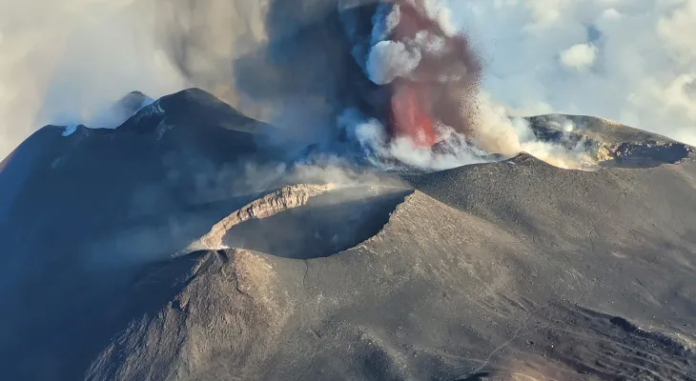 In Catania, Sicily, Flights are Gradually Resumed Despite the Eruption of a Volcano