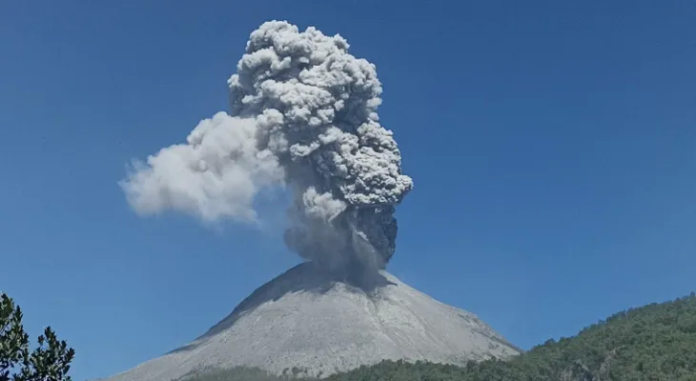 Volcanic Eruption Kills 10 People in Eastern Indonesia