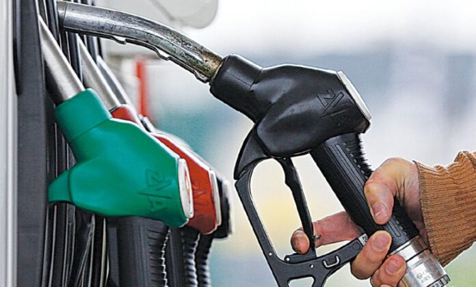 Quetta: Pakistani petrol pumps continue to sell Iranian petrol