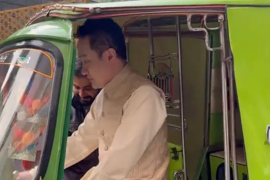 Justin Sun Sits In Pakistani Rickshaw, Video Goes Viral